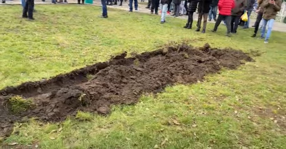 „Pentru a fi auziți”: Agricultorii au blocat bulevardul Ștefan cel Mare și au ARAT gazonul din preajma Catedralei
